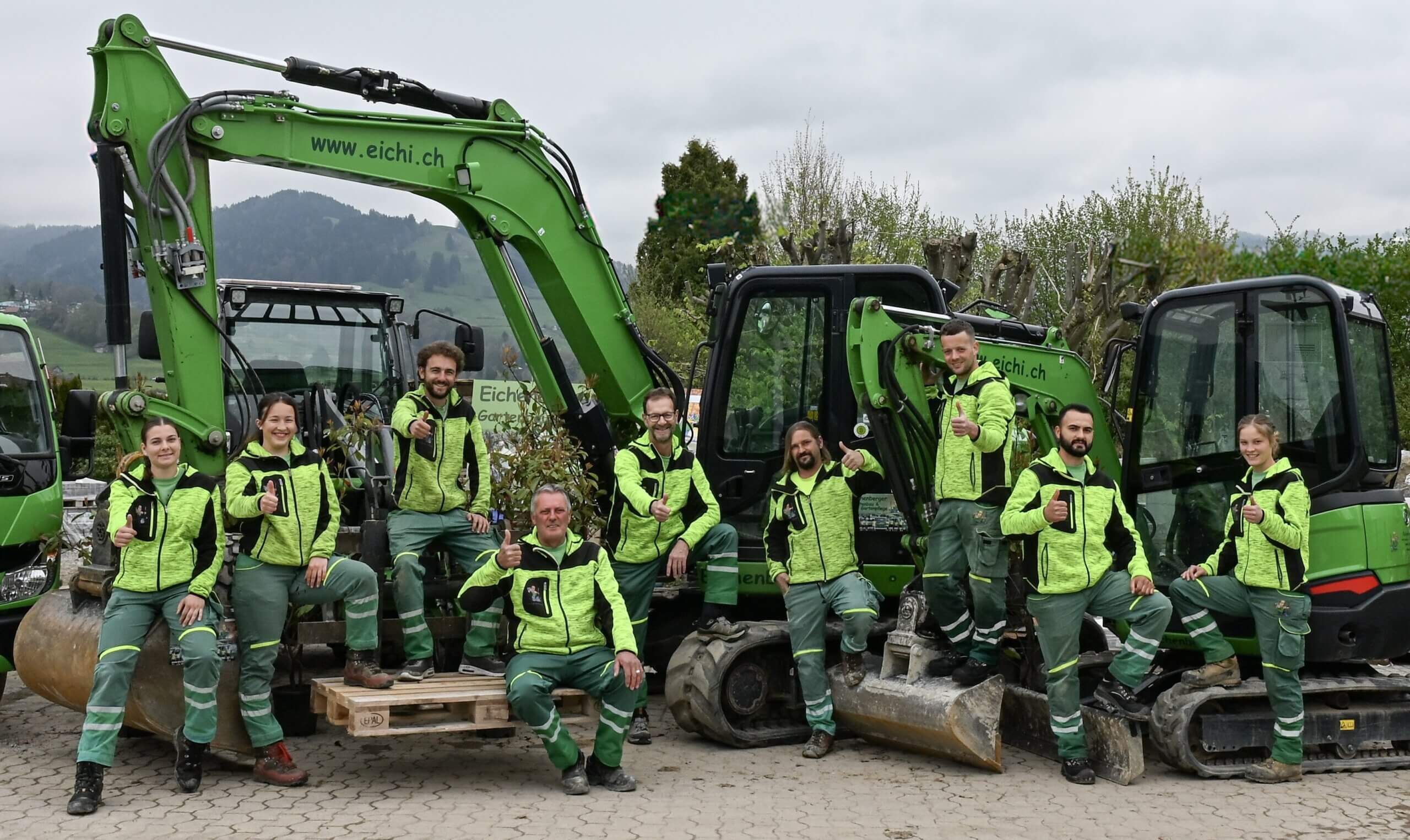 Eichenberger Gartenbau mit Bagger auf einer Baustelle
