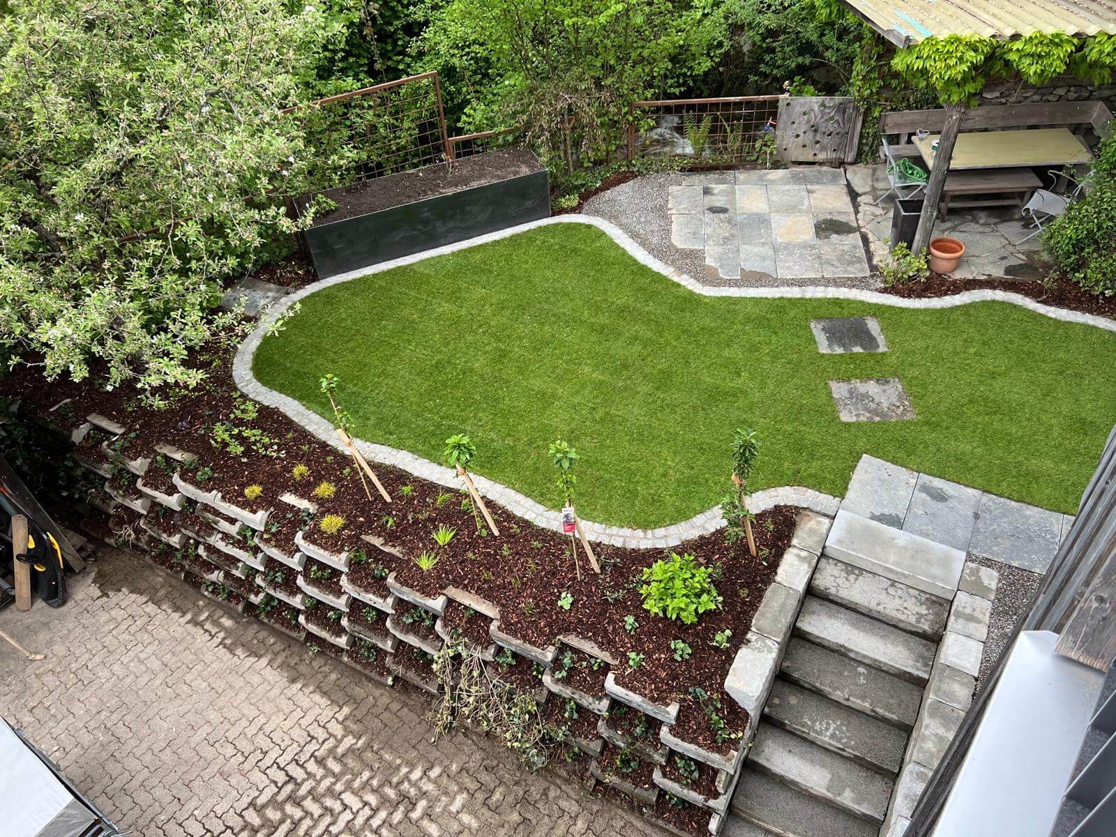 Gestalteter Sitzplatz im Garten